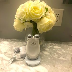 NuFACE Advanced Facial Toning Kit and 
NuFACE  Leave-On Gel Primer 10oz Pump